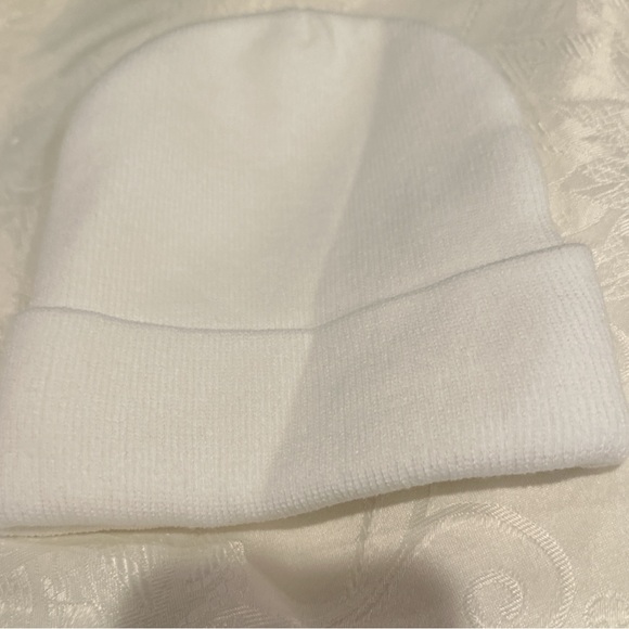 Hello Kitty White and red beanie - Picture 4 of 6